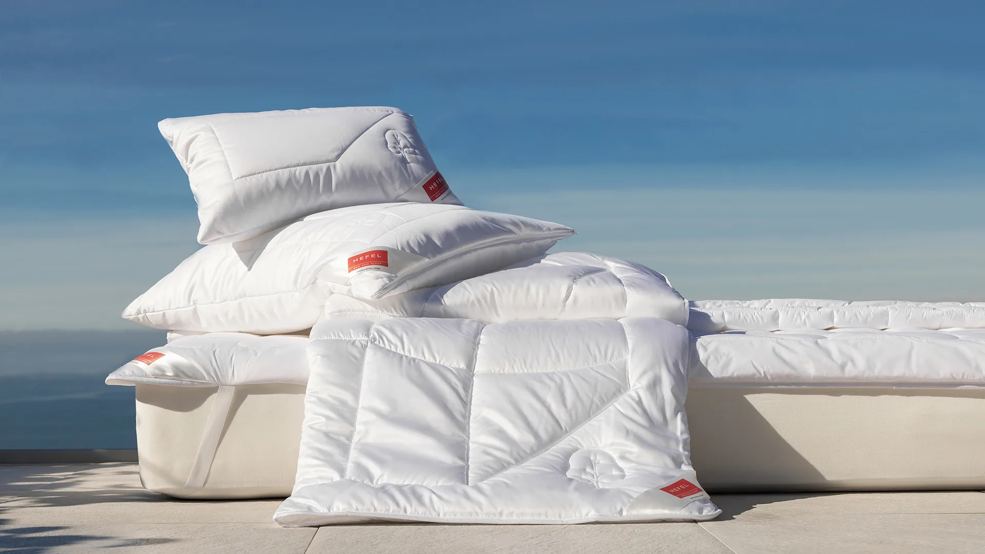 Leichte Sommerbettdecke auf einem frisch bezogenen Bett – perfekt für erholsamen Schlaf bei warmen Temperaturen
